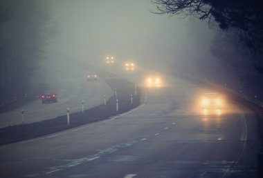 Siste arabalar var. Kötü kış havası ve yolda tehlikeli otomobil trafiği. Siste hafif araçlar.