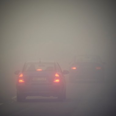 Siste arabalar var. Kötü kış havası ve yolda tehlikeli otomobil trafiği. Siste hafif araçlar.
