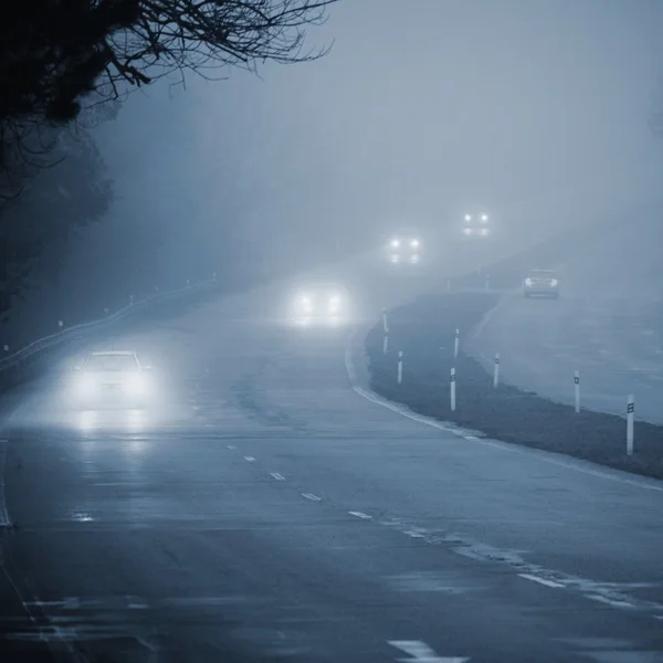 Машины Тумане Плохая Зимняя Погода Опасное Автомобильное Движение Дороге Легкие — стоковое фото