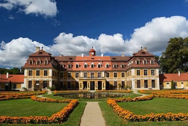 Національного культурного пам'ятника держави замок Rajec nad Svitavou в класичному стилі. Південної Моравії, Чехія. — стокове фото