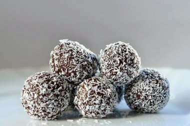 Ev yapımı Hindistan cevizi romlu plaka üzerinde. Noel tatlılar. Geleneksel ev yapımı el yapımı çek tatlılar.