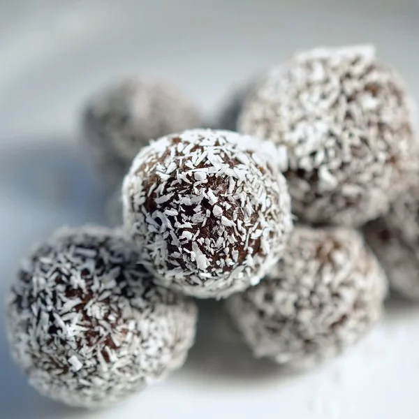 Hausgemachte Kokos-Rumbällchen auf Teller. Weihnachtsgebäck. traditionelle hausgemachte tschechische Süßigkeiten. — Stockfoto