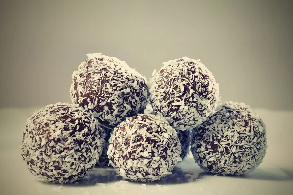 Homemade coconut rum balls on plate. Christmas sweets. Traditional homemade handmade Czech sweets. — Stock Photo, Image