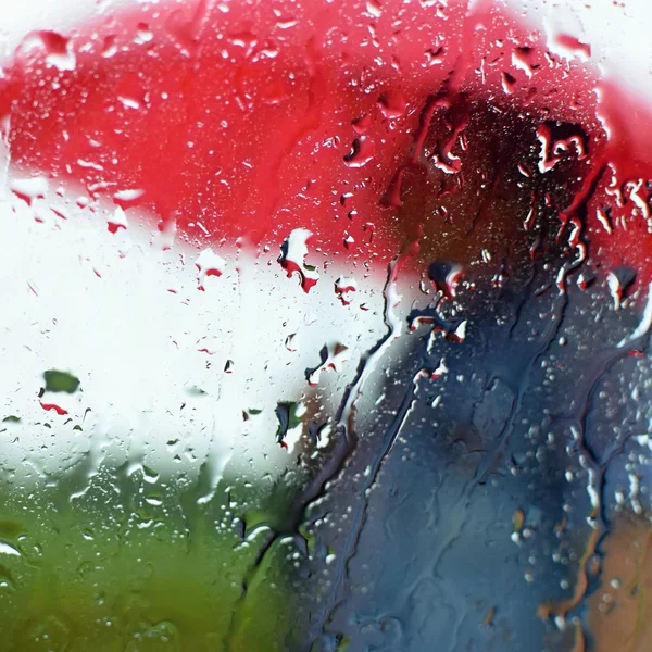 雨中有一个人在伞下 带有模糊背景的水滴 — 图库照片