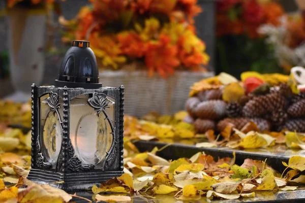 Beautiful autumn concept to the cemetery and Halloween. Candle in a lantern on the grave. Background for Halloween. — Stock Photo, Image