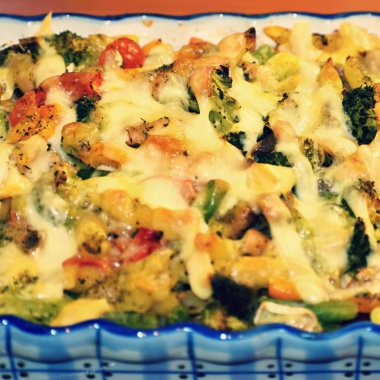 Jambon ve peynirli fırında makarna