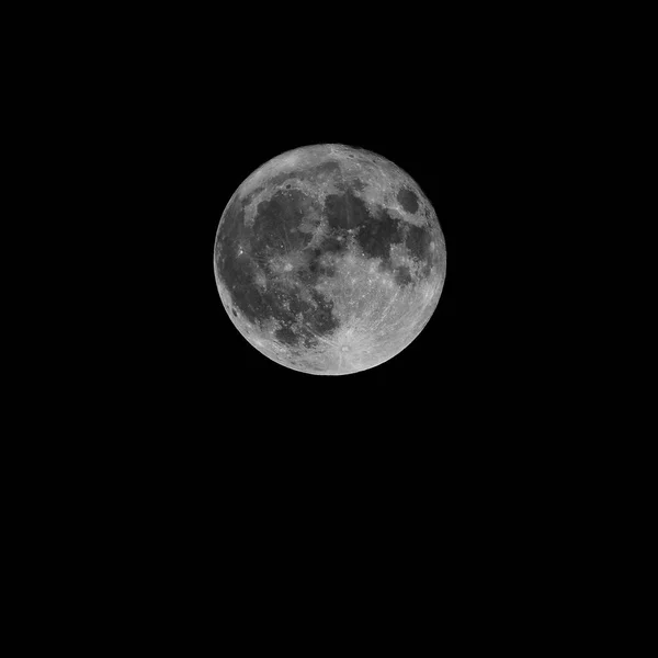 Vollmond über dunkelschwarzem Himmel in der Nacht — Stockfoto