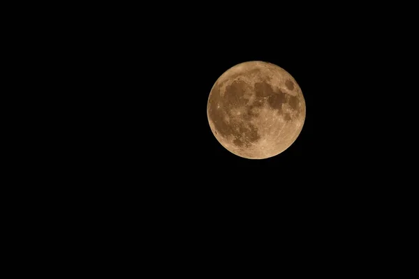 Полная луна над черным небом ночью — стоковое фото
