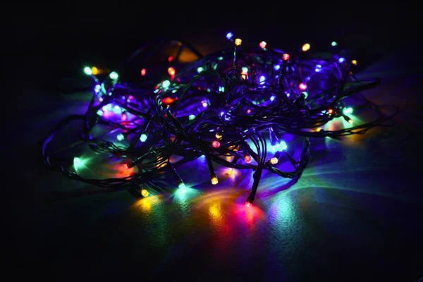 Luci Natale Sfondo Nero Con Spazio Copia Superficie Riflettente Colorata — Foto Stock