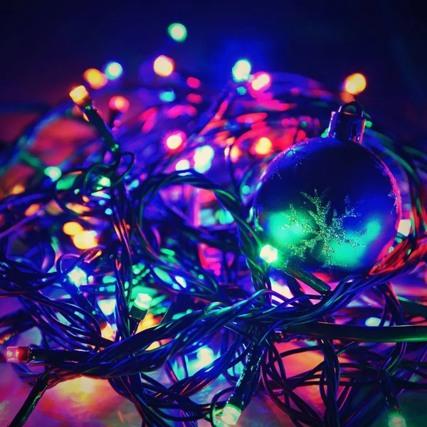 Χριστουγεννιάτικα Φώτα Μαύρο Φόντο Αντίγραφο Χώρο Χρωματιστή Ανακλώσα Επιφάνεια — Φωτογραφία Αρχείου
