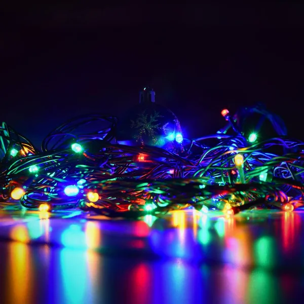 Luci Natale Sfondo Nero Con Spazio Copia Superficie Riflettente Colorata — Foto Stock