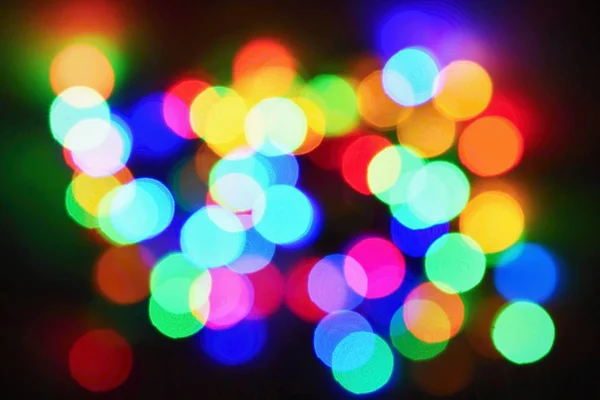 Weihnachtsbeleuchtung Auf Schwarzem Hintergrund Mit Kopierraum Farbige Reflektierende Oberfläche — Stockfoto