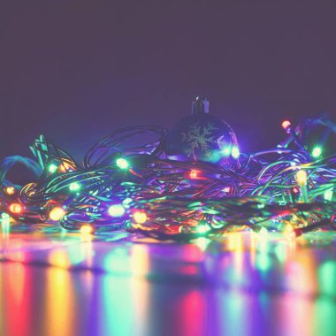 Noel ışıkları kopya alanı siyah zemin üzerine bulanık. Soyut renkli yansımaları ampuller bir Noel ağacı üzerinde.