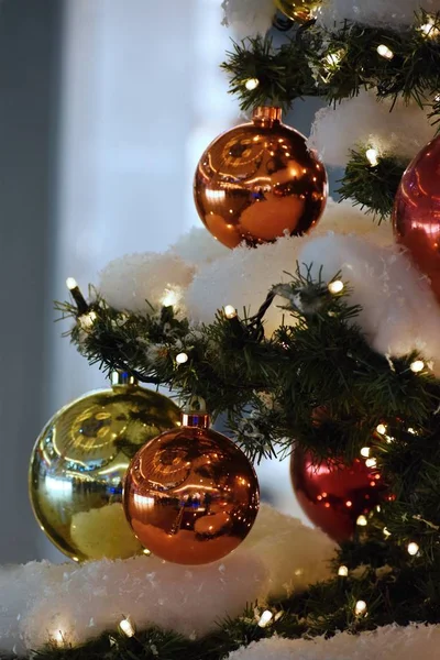 Πολύχρωμο Χριστουγεννιάτικο Στολισμό Χειμερινές Διακοπές Και Παραδοσιακά Στολίδια Χριστουγεννιάτικο Δέντρο — Φωτογραφία Αρχείου