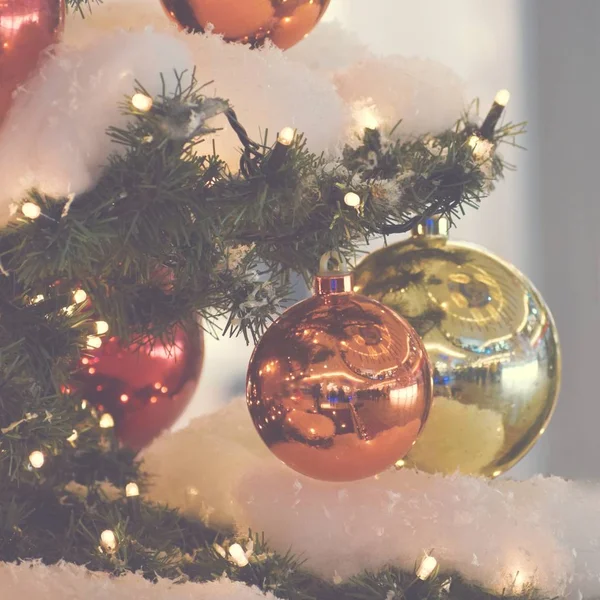 Színes Karácsonyi Dekoráció Téli Ünnepek Hagyományos Díszek Egy Karácsonyfán Világítási — Stock Fotó