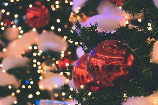 Kleurrijke Kerstversiering Wintervakantie Traditionele Ornamenten Aan Een Kerstboom Lichtkettingen Kaarsen — Stockfoto