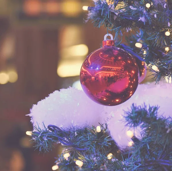 Színes karácsonyi dekoráció. Téli ünnepek és hagyományos díszek egy karácsonyfán. Világítási láncok - gyertyák szezonális háttér. — Stock Fotó
