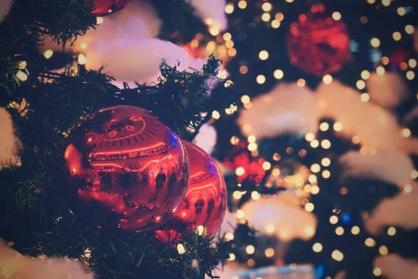Barevné Vánoční Dekorace Zimní Dovolená Tradiční Ozdoby Světelné Řetězy Žárovky — Stock fotografie