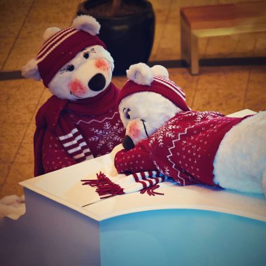 Renkli Noel dekorasyon ve beyaz ayı. Kış tatili ve geleneksel süsler. Mevsimlik arka plan.