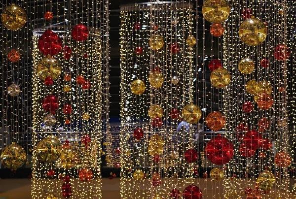 Kleurrijke Kerst Decoratie Wintervakantie Traditionele Ornamenten Kettingen Bollen Voor Seizoensgebonden — Stockfoto