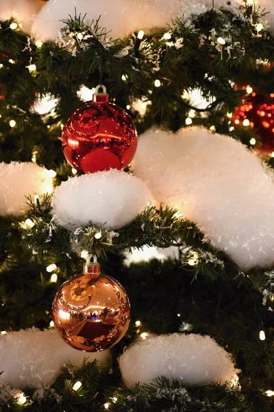 Kleurrijke Kerst Decoratie Wintervakantie Traditionele Ornamenten Kettingen Bollen Voor Seizoensgebonden — Stockfoto