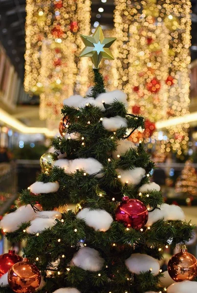 Kleurrijke Kerst Decoratie Wintervakantie Traditionele Ornamenten Kettingen Bollen Voor Seizoensgebonden — Stockfoto