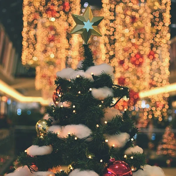 Kleurrijke kerst decoratie. Wintervakantie en traditionele ornamenten op een kerstboom. Kettingen-bollen voor seizoensgebonden achtergrond verlichting. — Stockfoto