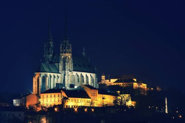 Gece fotoğraf. Petrov - Aziz Peter ve Paul Kilisesi Brno şehrinde. Kentsel eski mimari. Orta Avrupa Çek Cumhuriyeti.
