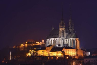 Gece fotoğraf. Petrov - Aziz Peter ve Paul Kilisesi Brno şehrinde. Kentsel eski mimari. Orta Avrupa Çek Cumhuriyeti.