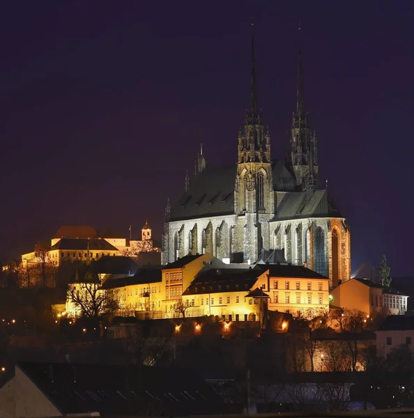 Gece fotoğraf. Petrov - Aziz Peter ve Paul Kilisesi Brno şehrinde. Kentsel eski mimari. Orta Avrupa Çek Cumhuriyeti. — Stok fotoğraf