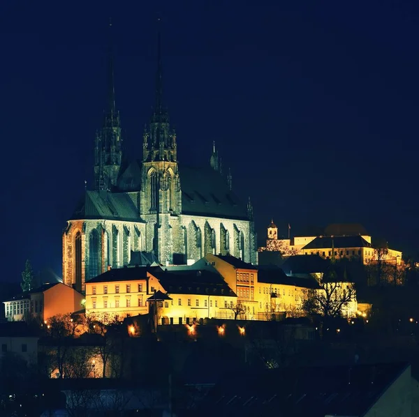 夜间摄影 彼得罗夫 圣彼得斯堡和保罗教堂在布尔诺市 城市旧建筑 欧洲捷克共和国 — 图库照片