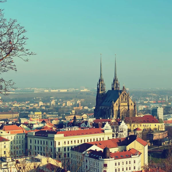 Brno ciudad - Petrov. Iglesia de San Pedro y Pablo. Europa Central - República Checa . —  Fotos de Stock