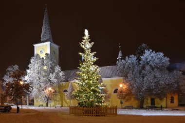 Kilise ve kar ile güzel bir gece kış fotoğraf Noel ağacı.