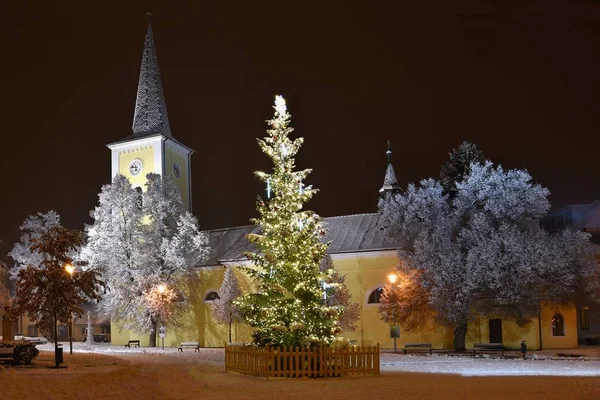 Hermosa noche invierno foto árbol de Navidad con la iglesia y la nieve . — Foto de Stock
