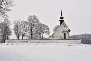 Veveri Kalesi yakınlarında güzel bir şapeli olan kış manzarası. Çek Cumhuriyeti 'nin Brno kenti. Tanrının Annesi 'nin Şapeli..