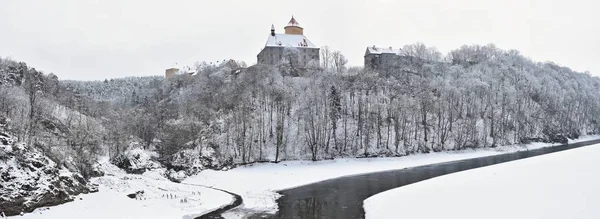 Зимний пейзаж с красивым готическим замком Вевери. Брно - Чехия - Центральная Европа. — стоковое фото