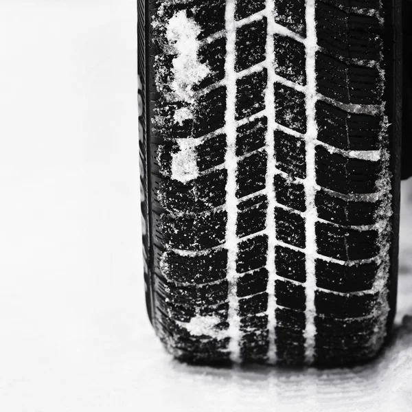 Neumáticos de coche en invierno. Hermoso invierno fondo estacional . —  Fotos de Stock