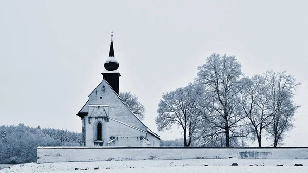 城Veveri近くの美しいチャペルで冬の風景。チェコ共和国ブルノ市。神の母の礼拝堂. — ストック写真