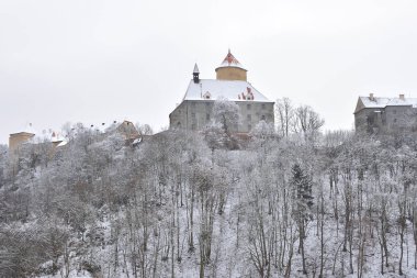 Güzel bir Gotik şatosu olan Veveri 'nin kış manzarası. Brno şehri - Çek Cumhuriyeti - Orta Avrupa.