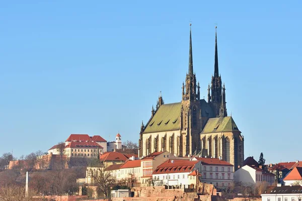 Brno - Çek Cumhuriyeti - Avrupa. Fotoğraf mimarileri güneş ve mavi gökyüzü. Tapınak Petrov ve Spilberk Kalesi. — Stok fotoğraf