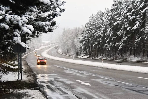 Kış yolundaki kar arabaları. Kötü havada tehlikeli otomobil trafiği.
