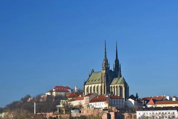 Brno - Çek Cumhuriyeti - Avrupa. Fotoğraf mimarileri güneş ve mavi gökyüzü. Tapınak Petrov ve Spilberk Kalesi. — Stok fotoğraf
