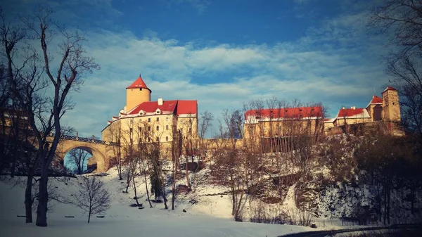 Vinterlandskap med ett vackert gotiskt slott Veveri. Brno stad - Tjeckien - Centraleuropa. — Stockfoto