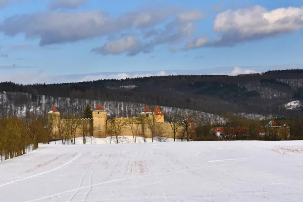 Vinterlandskap med ett vackert gotiskt slott Veveri. Brno stad - Tjeckien - Centraleuropa. — Stockfoto