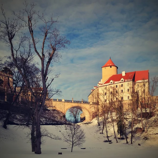 Paisagem de inverno com um belo castelo gótico Veveri. Brno cidade - República Checa - Europa Central. — Fotografia de Stock