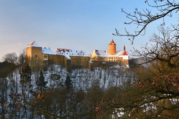 Vinterlandskap med ett vackert gotiskt slott Veveri. Brno stad - Tjeckien - Centraleuropa. — Stockfoto