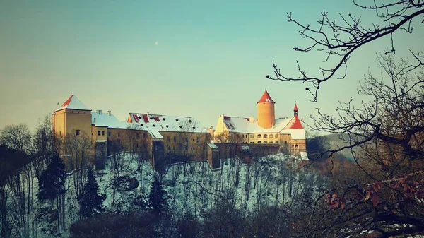 美しいゴシック様式の城ヴェヴィと冬の風景。ブルノ-チェコ-中央ヨーロッパ. — ストック写真