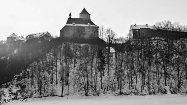 Güzel bir Gotik şatosu olan Veveri 'nin kış manzarası. Brno şehri - Çek Cumhuriyeti - Orta Avrupa. 