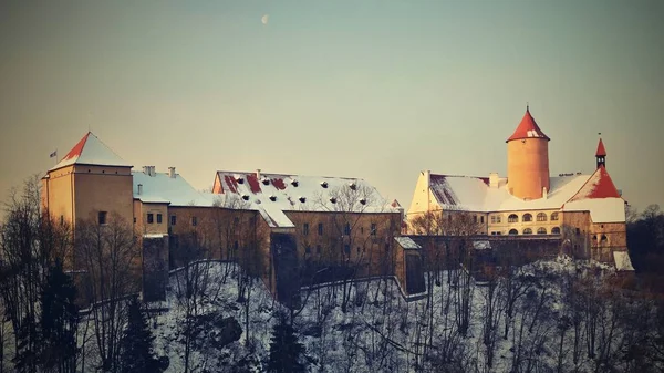 Vinterlandskap med ett vackert gotiskt slott Veveri. Brno stad - Tjeckien - Centraleuropa. — Stockfoto