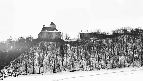 Paesaggio invernale con un bellissimo castello gotico Veveri. Brno città - Repubblica Ceca - Europa centrale. — Foto Stock